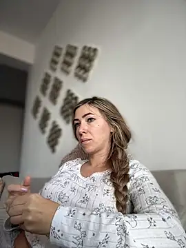 Snapshot of RaquelleDevon chatting on 12-16-25, 10:20 RaquelleDevon online show from 12-16-25, 10:20