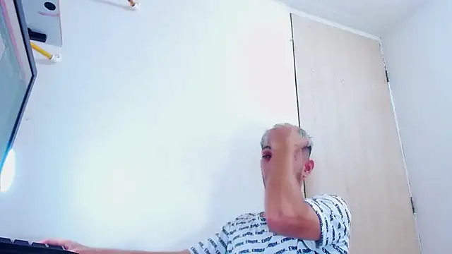 Snapshot of Gregory_hard chatting on 11-09-25, 05:39 Gregory hard online show from 11-09-25, 05:39