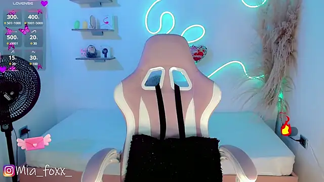Snapshot of Mia_foxx_ chatting on 02-26-25, 12:05 Mia foxx online show from 02-26-25, 12:05