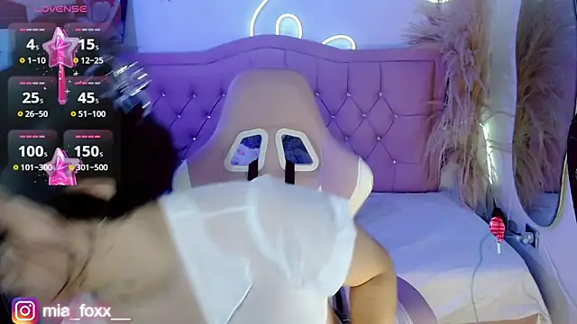 Snapshot of Mia_foxx_ chatting on 09-30-25, 09:09 Mia foxx online show from 09-30-25, 09:09