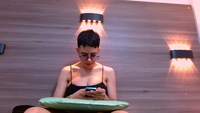 Cutie Shy  online show from 02-18-25, 07:19