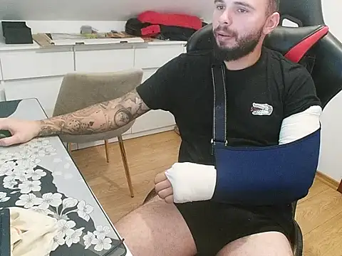 Snapshot of prezydentcam chatting on 10-15-25, 09:20 prezydentcam online show from 10-15-25, 09:20