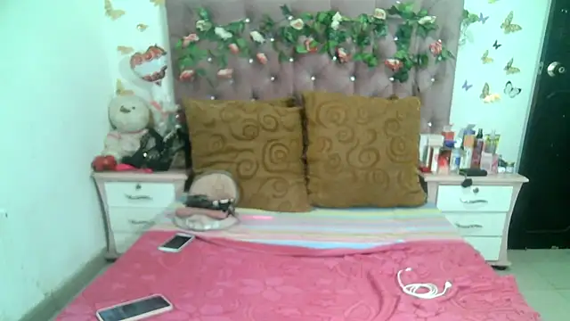 Snapshot of ValeriaTsx chatting on 10-19-25, 01:45 ValeriaTsx online show from 10-19-25, 01:45