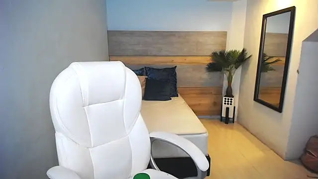 liseth fox online show from 12-12-24, 02:04