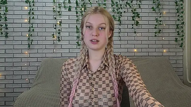 Snapshot of EmiliaDuchess chatting on 12-13-24, 05:10 EmiliaDuchess online show from 12-13-24, 05:10