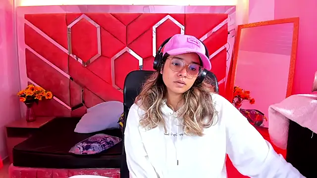 Snapshot of Olivia_Fox69 chatting on 05-28-26, 03:48 Olivia Fox69 online show from 05-28-26, 03:48