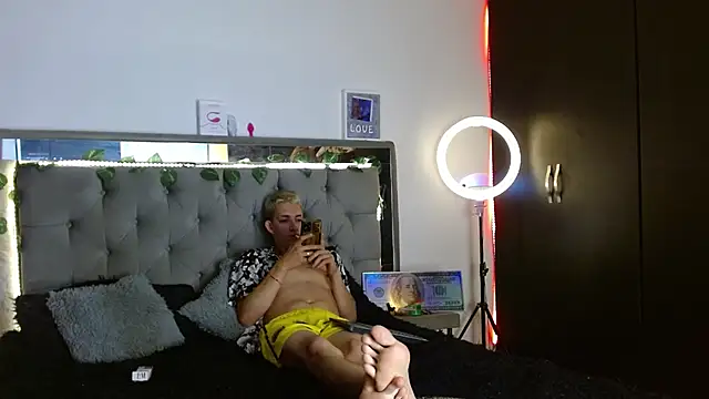 Snapshot of parejacaliente20154 chatting on 12-16-24, 12:06 parejacaliente20154 online show from 12-16-24, 12:06