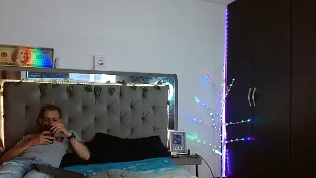 Snapshot of parejacaliente20154 chatting on 12-27-24, 12:12 parejacaliente20154 online show from 12-27-24, 12:12