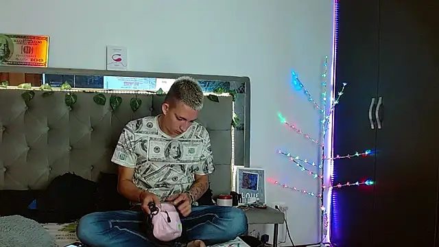 Snapshot of parejacaliente20154 chatting on 12-31-24, 12:15 parejacaliente20154 online show from 12-31-24, 12:15