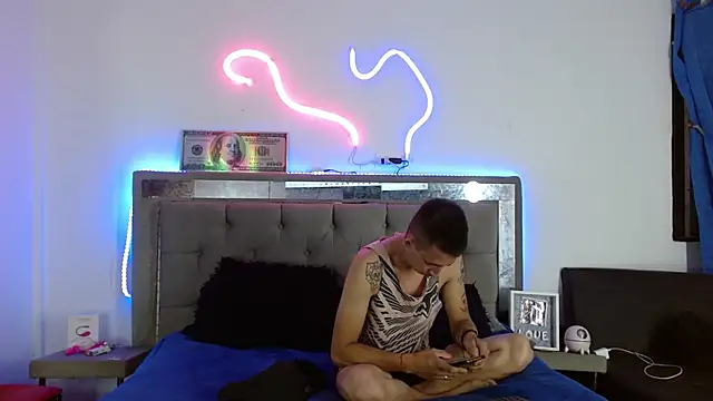 Snapshot of parejacaliente20154 chatting on 02-05-25, 01:11 parejacaliente20154 online show from 02-05-25, 01:11