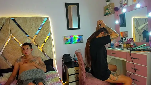 Snapshot of parejacaliente20154 chatting on 10-22-25, 11:37 parejacaliente20154 online show from 10-22-25, 11:37