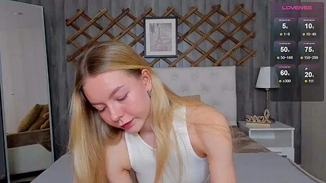 Snapshot of EvaCroan chatting on 12-11-24, 05:00 EvaCroan online show from 12-11-24, 05:00