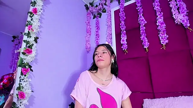 Snapshot of Sasha_Petitte chatting on 03-22-25, 06:00 Sasha Petitte online show from 03-22-25, 06:00