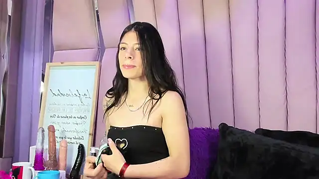 Snapshot of Sasha_Petitte chatting on 09-18-25, 04:14 Sasha Petitte online show from 09-18-25, 04:14