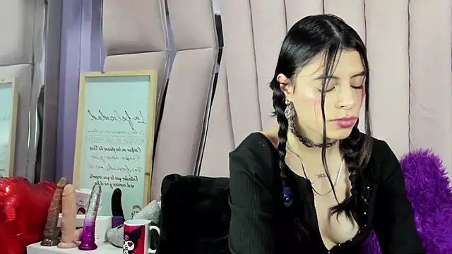 Snapshot of Sasha_Petitte chatting on 09-20-25, 04:46 Sasha Petitte online show from 09-20-25, 04:46