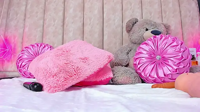 Snapshot of ShanelWest chatting on 12-11-24, 04:20 ShanelWest online show from 12-11-24, 04:20