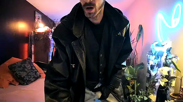 Snapshot of leatherz69 chatting on 12-19-24, 08:56 leatherz69 online show from 12-19-24, 08:56