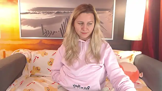 Snapshot of BigBoobsARRI chatting on 12-12-24, 12:38 BigBoobsARRI online show from 12-12-24, 12:38