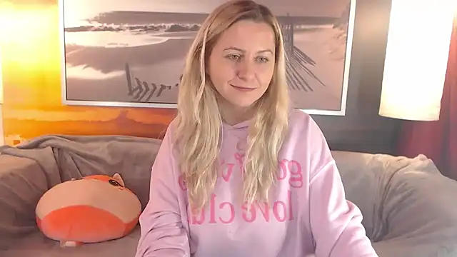 Snapshot of BigBoobsARRI chatting on 12-18-24, 11:08 BigBoobsARRI online show from 12-18-24, 11:08