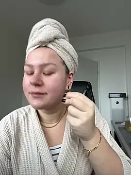 Snapshot of Fancy-Francy chatting on 02-18-25, 07:54 Fancy-Francy online show from 02-18-25, 07:54