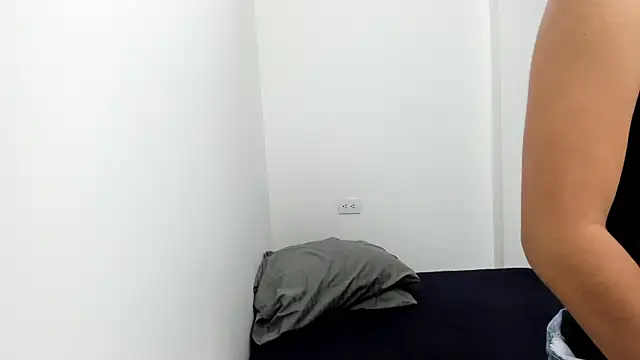 Snapshot of monse_02 chatting on 10-23-25, 01:54 monse 02 online show from 10-23-25, 01:54