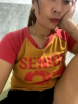 Snapshot of Linaannn chatting on 09-28-25, 11:21 Linaannn online show from 09-28-25, 11:21