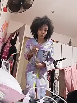 Snapshot of Laanegraofficial_ chatting on 02-15-25, 11:36 Laanegraofficial online show from 02-15-25, 11:36