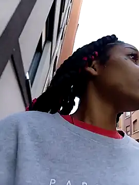 Snapshot of Laanegraofficial_ chatting on 09-10-25, 05:35 Laanegraofficial online show from 09-10-25, 05:35