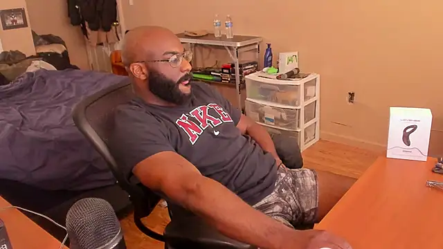 Snapshot of MrChuckDailyXXX chatting on 01-04-25, 04:11 MrChuckDailyXXX online show from 01-04-25, 04:11