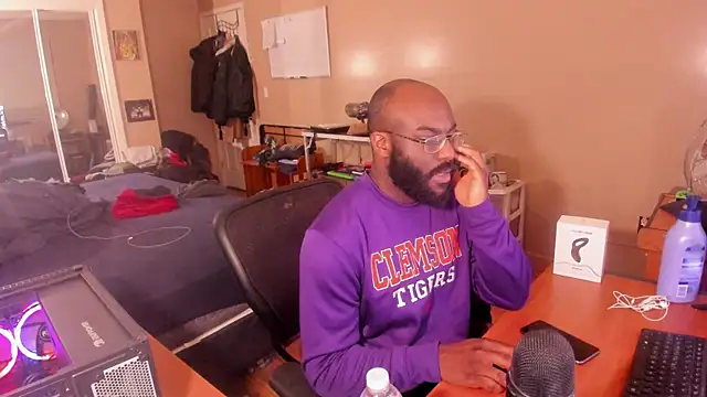 Snapshot of MrChuckDailyXXX chatting on 01-16-25, 06:14 MrChuckDailyXXX online show from 01-16-25, 06:14