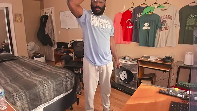 Snapshot of MrChuckDailyXXX chatting on 10-19-25, 02:07 MrChuckDailyXXX online show from 10-19-25, 02:07