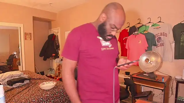 Snapshot of MrChuckDailyXXX chatting on 12-17-25, 06:30 MrChuckDailyXXX online show from 12-17-25, 06:30