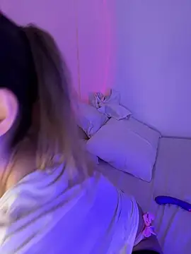 Snapshot of _nobara__ chatting on 12-14-25, 04:40 nobara online show from 12-14-25, 04:40