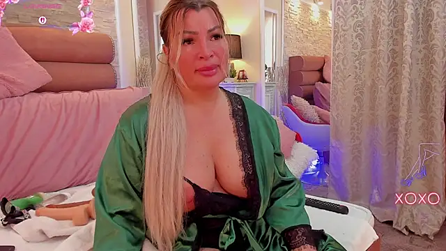 Snapshot of ArianaCroft chatting on 05-06-26, 06:52 ArianaCroft online show from 05-06-26, 06:52