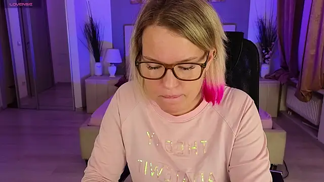 Snapshot of EVAshinyGIRL chatting on 12-16-24, 07:37 EVAshinyGIRL online show from 12-16-24, 07:37