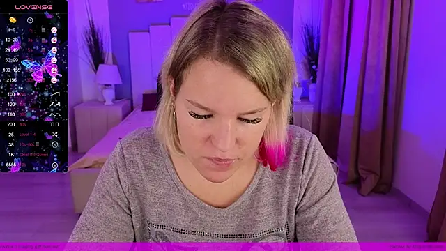 Snapshot of EVAshinyGIRL chatting on 12-20-24, 07:44 EVAshinyGIRL online show from 12-20-24, 07:44