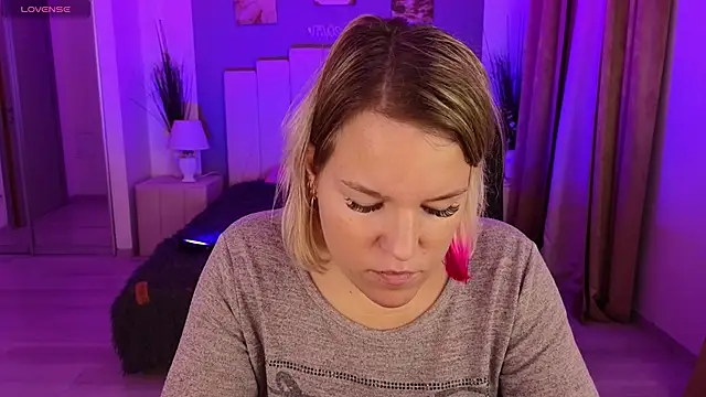 Snapshot of EVAshinyGIRL chatting on 12-26-24, 07:35 EVAshinyGIRL online show from 12-26-24, 07:35