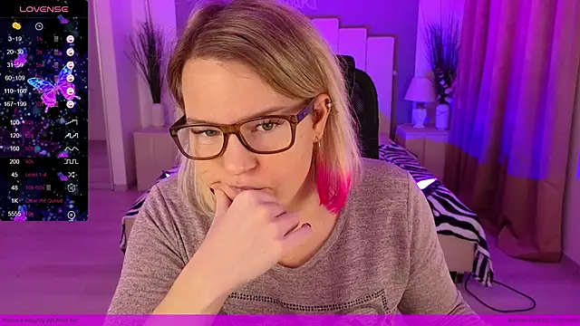 Snapshot of EVAshinyGIRL chatting on 01-09-25, 08:03 EVAshinyGIRL online show from 01-09-25, 08:03