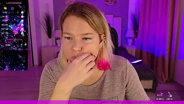 Snapshot of EVAshinyGIRL chatting on 01-17-25, 07:41 EVAshinyGIRL online show from 01-17-25, 07:41