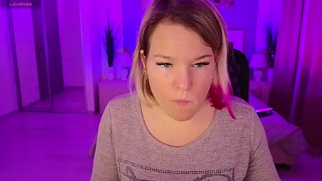 Snapshot of EVAshinyGIRL chatting on 01-27-25, 07:45 EVAshinyGIRL online show from 01-27-25, 07:45