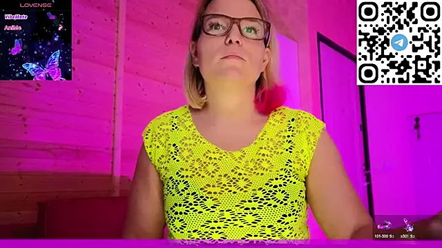 Snapshot of EVAshinyGIRL chatting on 02-13-25, 11:39 EVAshinyGIRL online show from 02-13-25, 11:39