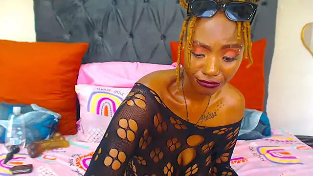 Snapshot of SAVAGExBOO chatting on 02-25-25, 06:03 SAVAGExBOO online show from 02-25-25, 06:03