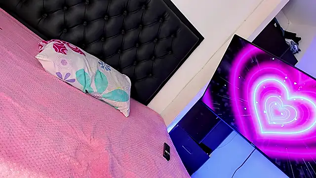 Snapshot of Maryonthemoon chatting on 09-27-25, 04:06 Maryonthemoon online show from 09-27-25, 04:06