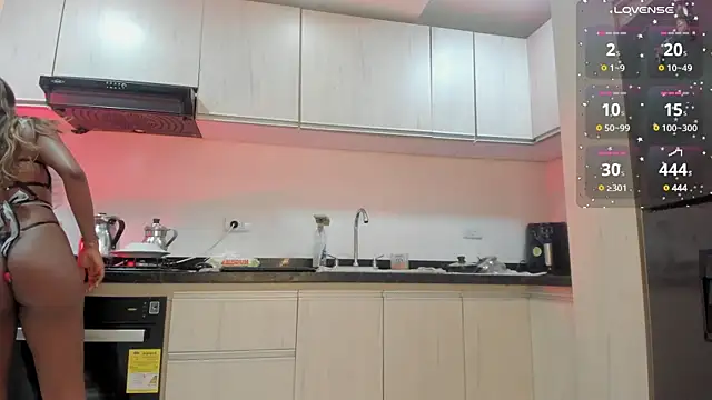 Snapshot of KyaraMiller chatting on 12-29-24, 02:21 KyaraMiller online show from 12-29-24, 02:21