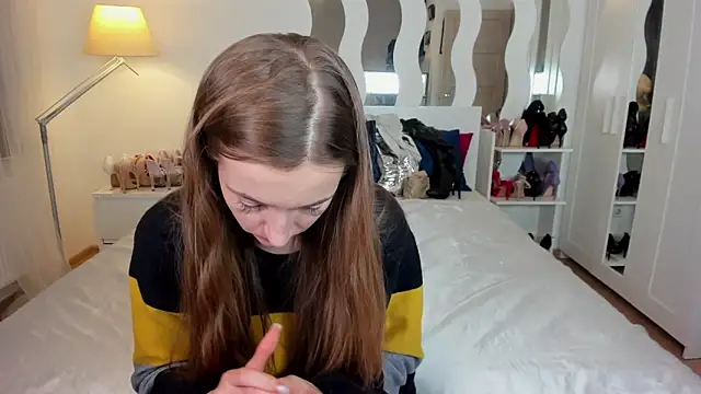 Snapshot of KateRedgar chatting on 03-05-25, 04:46 KateRedgar online show from 03-05-25, 04:46