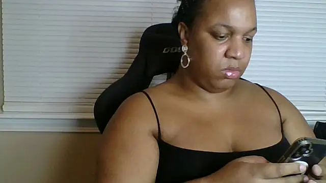 Snapshot of Badgirlbrittt chatting on 09-25-25, 12:03 Badgirlbrittt online show from 09-25-25, 12:03