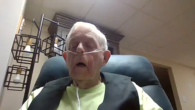 Snapshot of bootlegmanz chatting on 05-15-26, 02:24 bootlegmanz online show from 05-15-26, 02:24