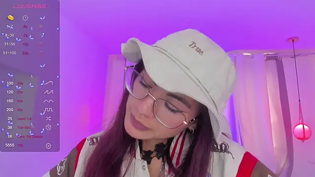 Snapshot of sophiecherry_ chatting on 12-28-24, 09:08 sophiecherry online show from 12-28-24, 09:08