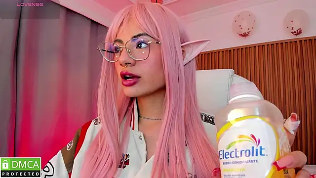 Snapshot of sophiecherry_ chatting on 10-19-25, 05:41 sophiecherry online show from 10-19-25, 05:41