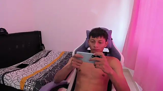 Snapshot of Annie_Dani420 chatting on 12-06-24, 03:33 Annie Dani420 online show from 12-06-24, 03:33